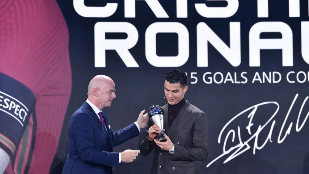 Chủ tịch FIFA Gianni Infantino trao giải thưởng đặc biệt cho Ronaldo