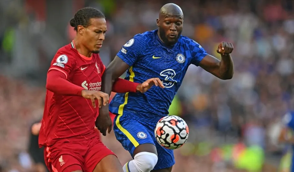 Van Dijk tranh bóng với Romelu Lukaku trong trận hòa ở Premier League