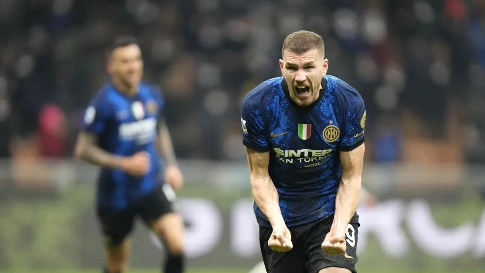Edin Dzeko ăn mừng bàn thắng muộn cho Inter