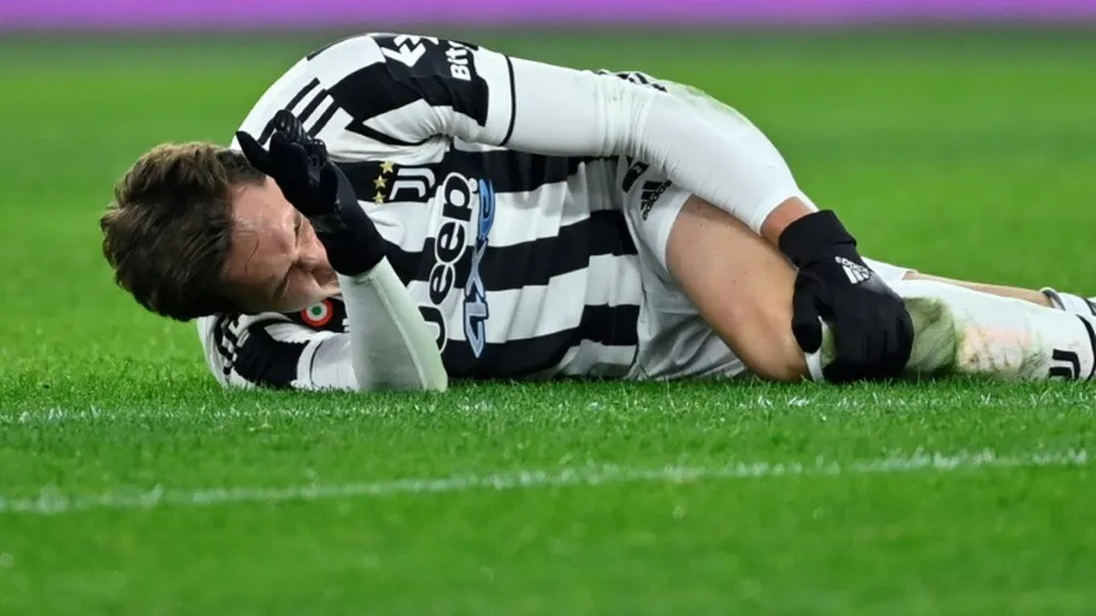 Federico Chiesa đau đớn vì chấn thương