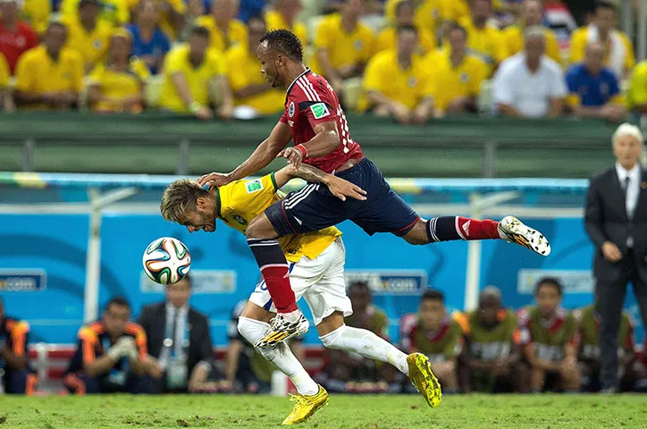 hậu vệ Juan Zuniga thúc đầu gối vào lưng Neymar để triệt hạ cầu thủ Brazil