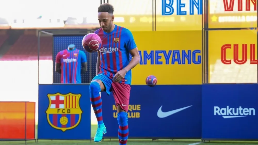 Aubameyang trình làng màu áo Barcelona