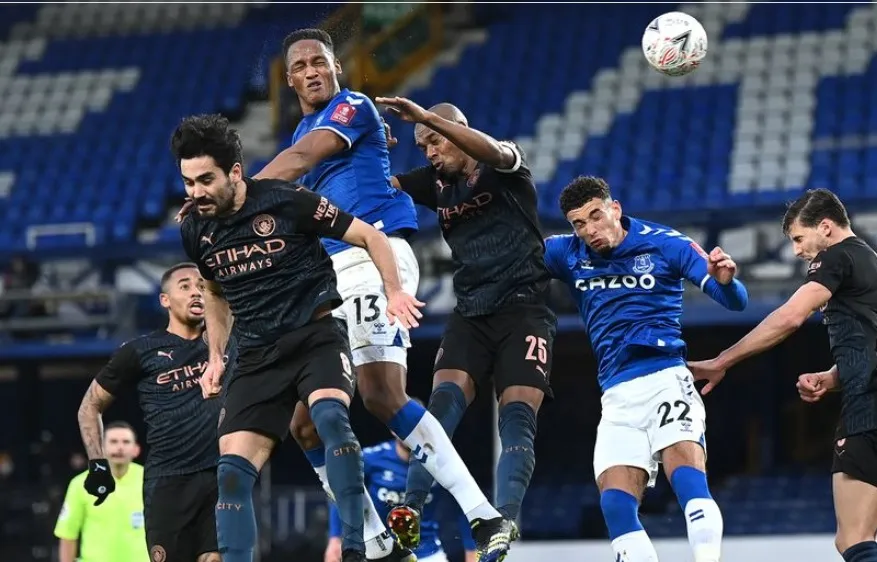 Ilkay Gundogan (trái) ngán nhất trrung cve65 Yerry Mina (13, Everton)