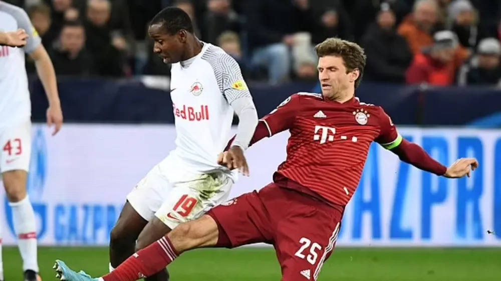 Thomas Muller tranh bóng với hậu vệ Salzburg