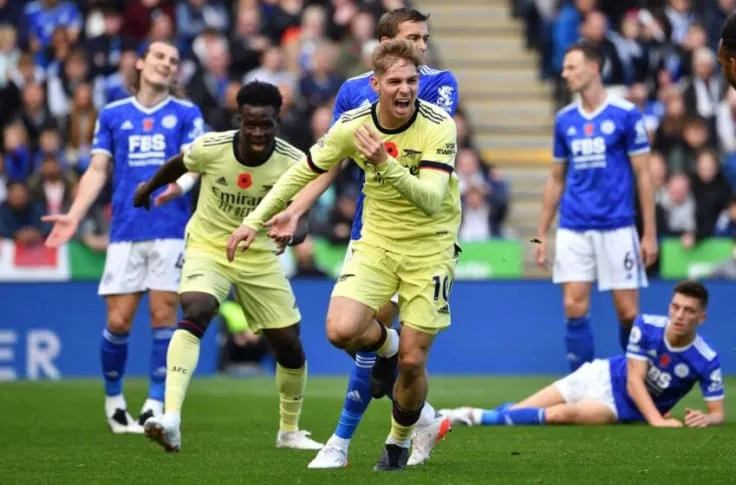 Smith Row ăn mừng bàn thắng vào lưới Leicester