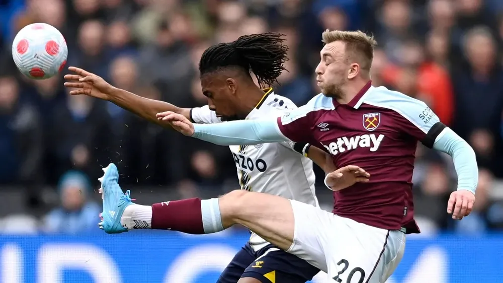 Jarred Bowen (phải, West Ham) tranh bóng với Iwobi (Everton)