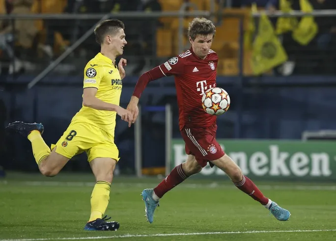 Thomas Muller đi bóng trước hậu vệ Villarreal