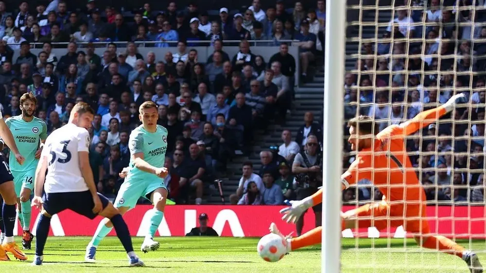 Pha ghi bàn của Trossard đã nhấn chìm Tottenham ở phút 90