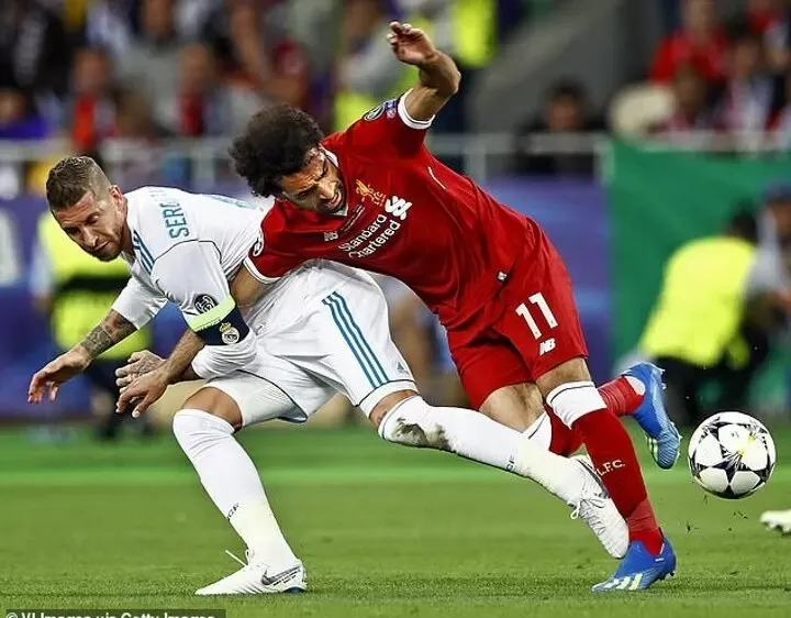 Pha tiểu xảo của Sergio Ramos khiến Mo Salah trật xương vai