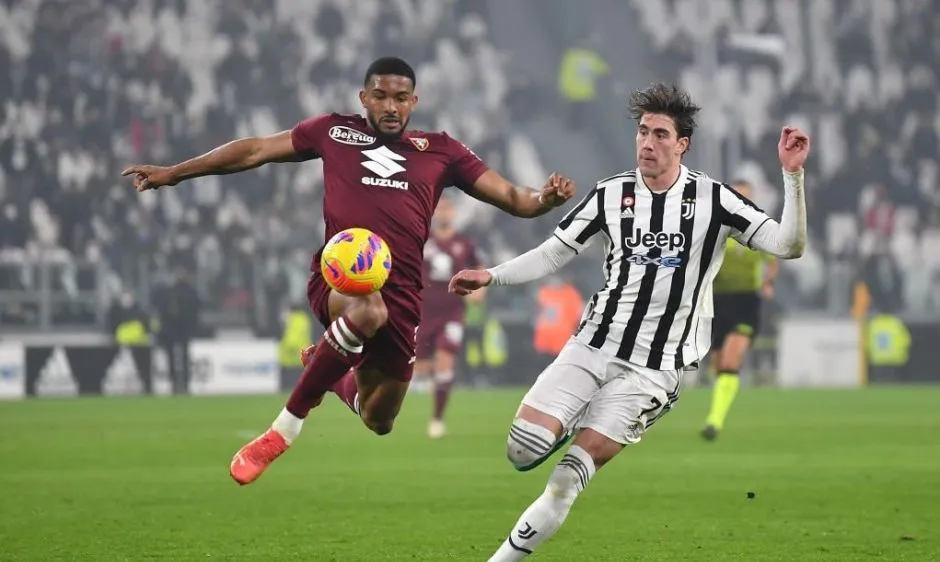 Gleison Bremer (trái) nổi lên như một quái kiệt ở Serie A