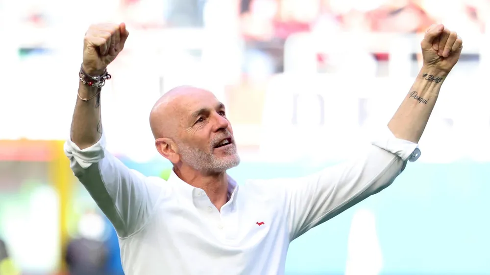 HLV Stefan Pioli ăn mừng thắng lợi