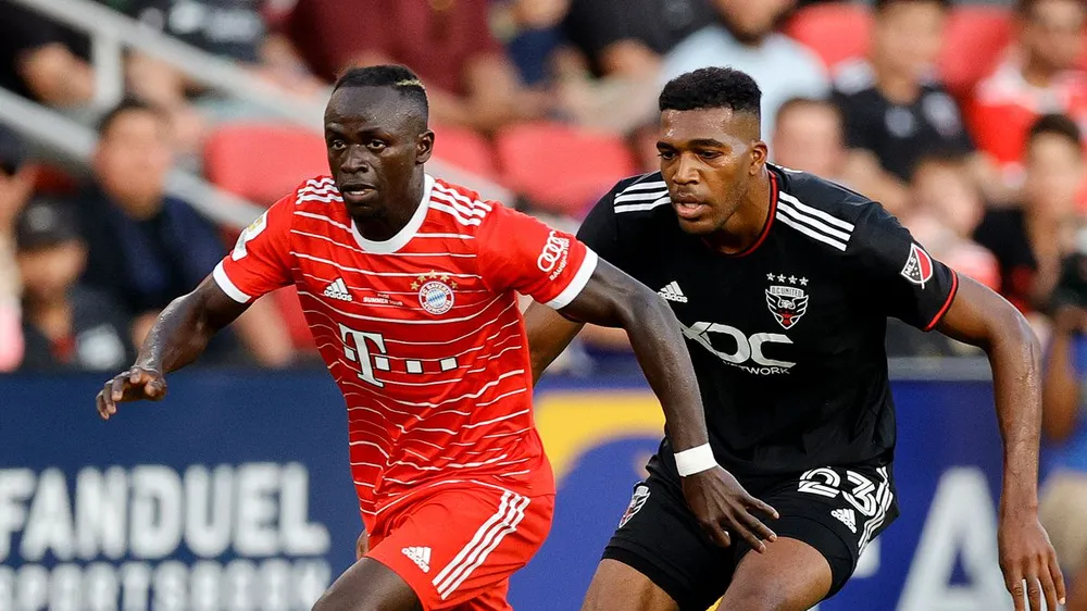 Sadio Mane vượt qua hậu vệ đối thủ trong trận Bayern thắng DC United 6-2
