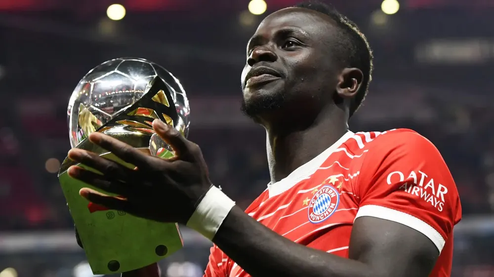 Sadio Mane nhận chiếc Siêu cúp Đức