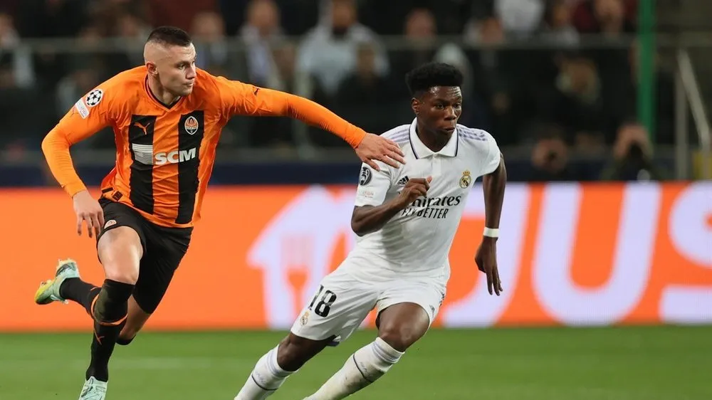 Tchouameni (phải, Real Madrid) cắt pha đi bóng của tiền đạo Shakhtar Donetsk
