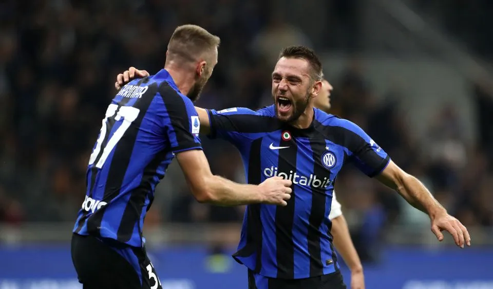 Milan Skriniar (trái) và Stefan de Vrij (phải) nhiều khả năng sẽ triển hạn với Inter