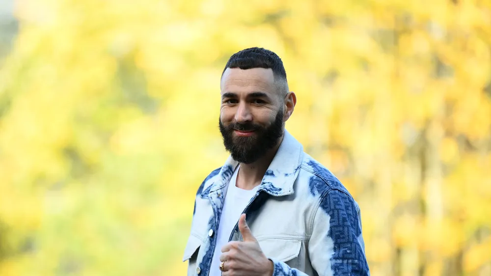 Karim Benzema đến sân với nụ cười tươi