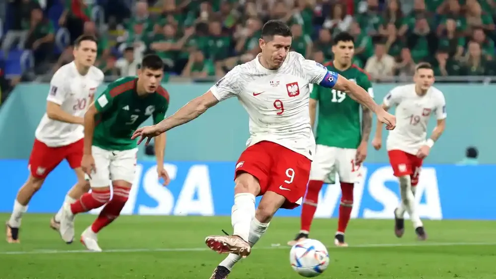Chuyên gia sút phạt đền của Ba Lan, Lewandowski bỏ lỡ cơ hội ghi chiến thắng
