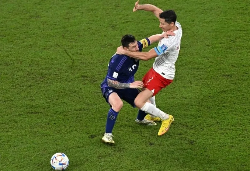 Tiền đạo Robert Lewandowski (Ba Lan) cản phá Leo Messi ở Qatar 2022