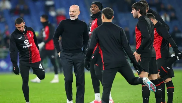  HLV Stefano Pioli trên sân tập hôm qua
