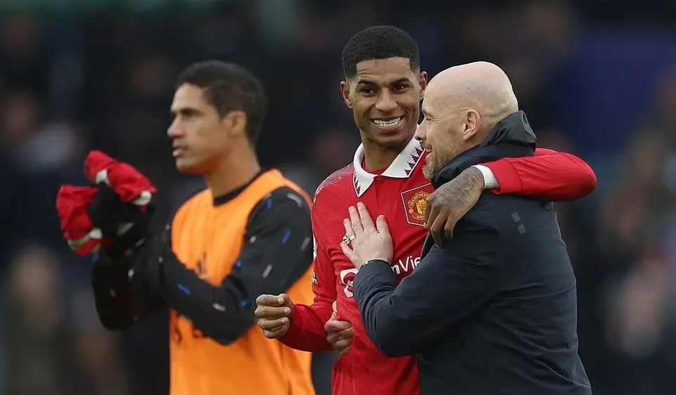 HLV Erik ten Hag và Marcus Rashford sau trận đấu