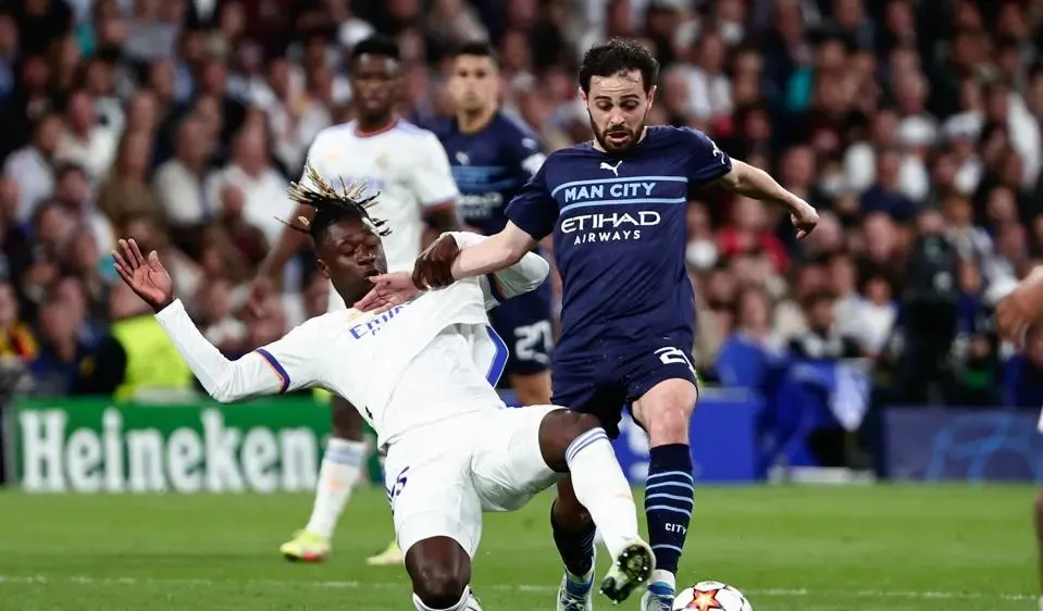 Bernardo Silva (Man City) đi bóng qua tiền vệ Eduardo Camavinga (Real Madrid)