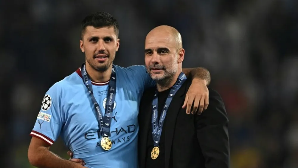 Pep Guardiola và Rodri trong lễ đăng quang