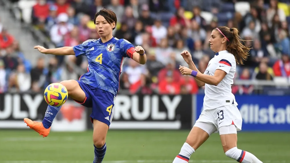Hậu vệ Nhật Bản Saki Kumagai (4) kiểm soát bóng trước tiền đạo Mỹ Alex Morgan (13)