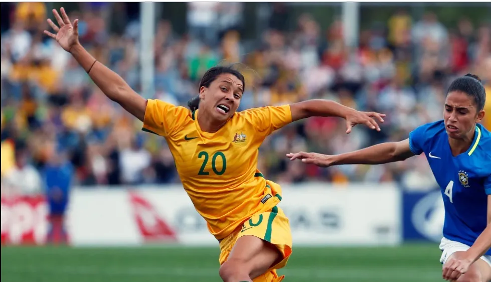 Tiền đạo Sam Kerr trong trận đấu với Brazil
