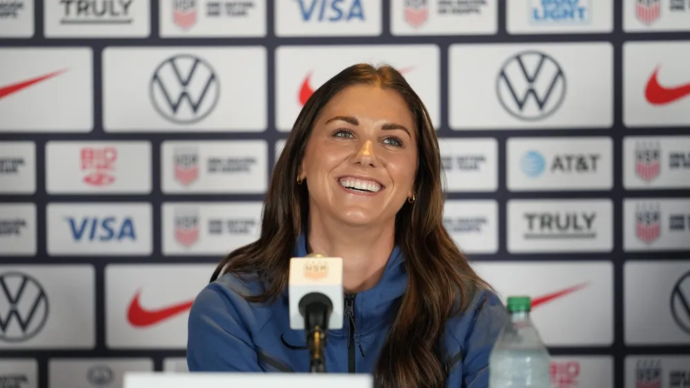 Alex Morgan trong cuộc họp báo của tuyển Mỹ ở Auckland
