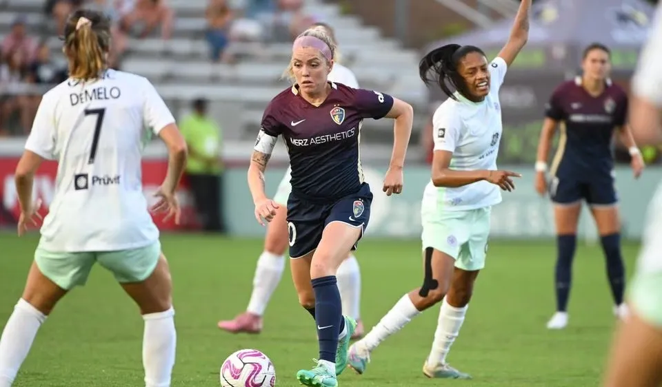 Tiền vệ Denise O'Sullivan (10) là cầu thủ rất quan trọng với tuyển Ailen