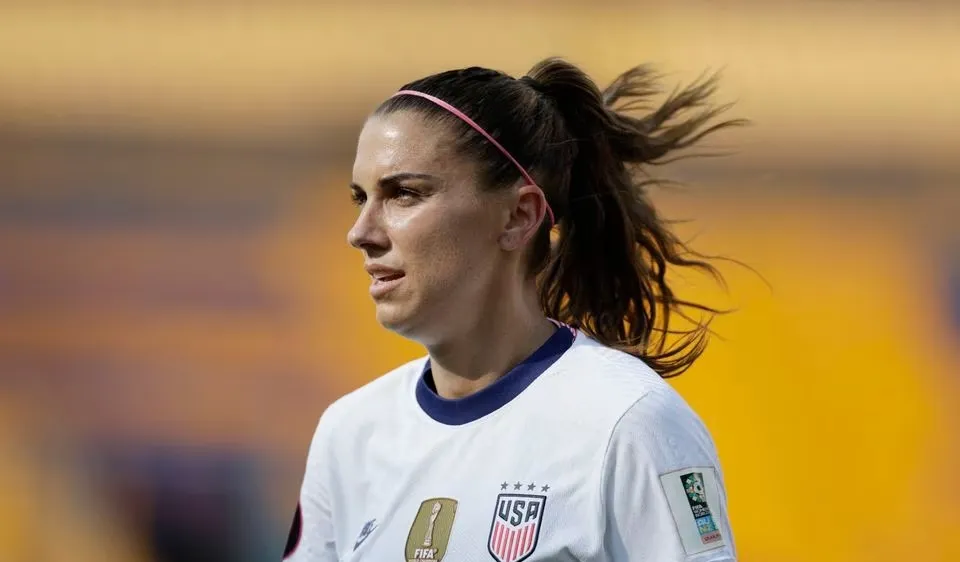 Tiền đạo Alex Morgan hết sức tập trung cho trận mở màn
