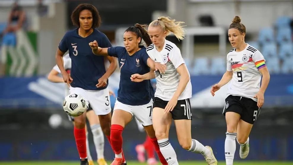 Lea Schüller (Đức) tranh bóng với Sakina Karchaoui (Pháp) ở Euro 2022