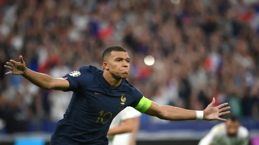 Kylian Mbappe vẫn đang căng thẳng với PSG