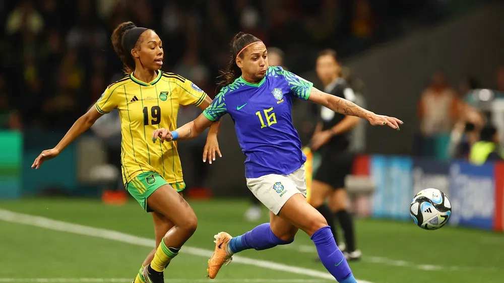 Brazil (áo xanh) bất lực trước hàng thủ mạnh mẽ của Jamaica