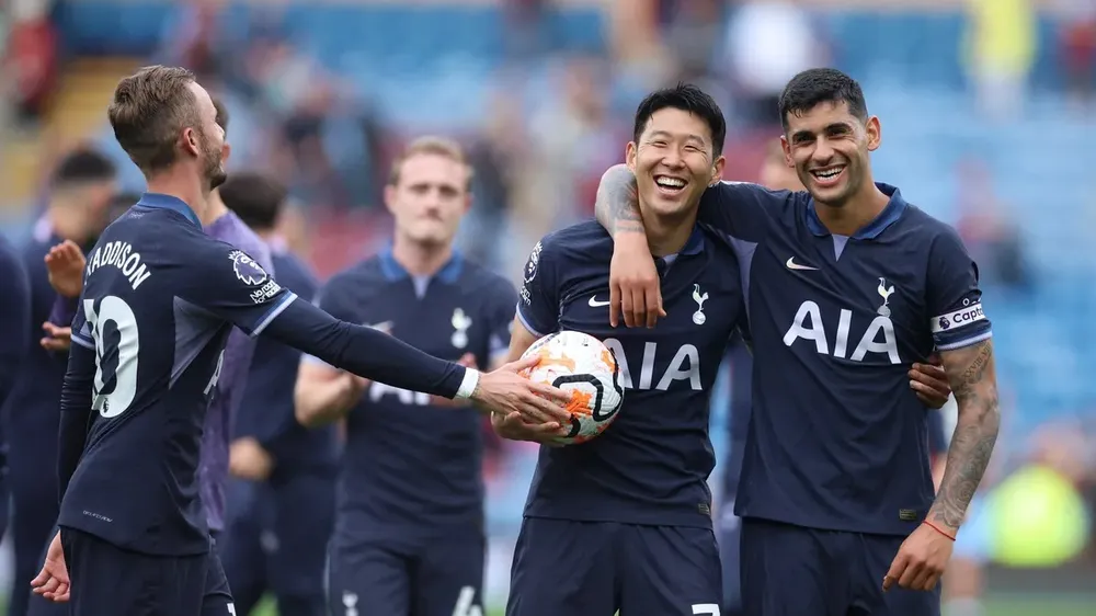 Son Heung-min mang quả bóng hat-trick về làm quà lưu niệm