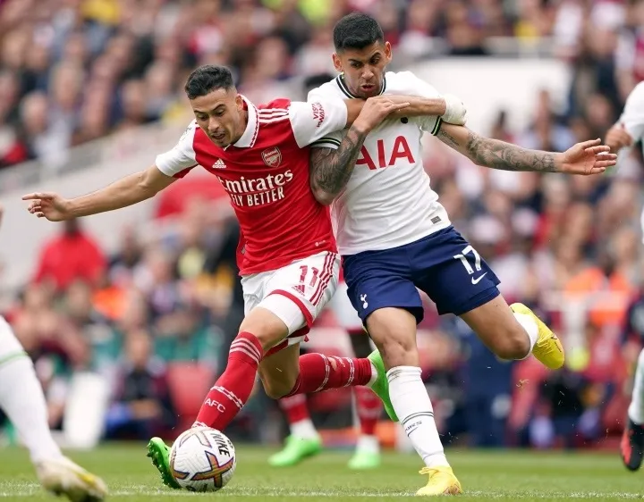 Martinelli (trái, Arsenal) tranh bóng với Romero (Tottenham)
