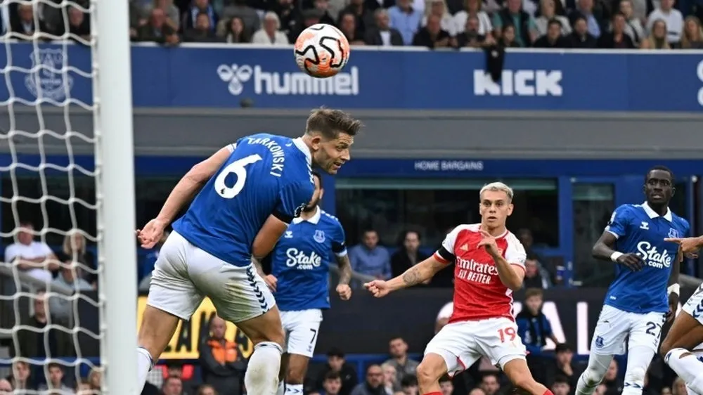Leandro Trossard bật bóng vào góc xa nhanh như điện xẹt