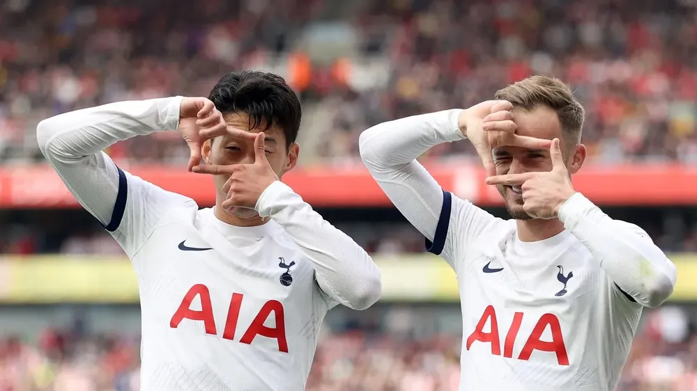 Son Heung-min và James Maddison ăn mừng bàn thắng