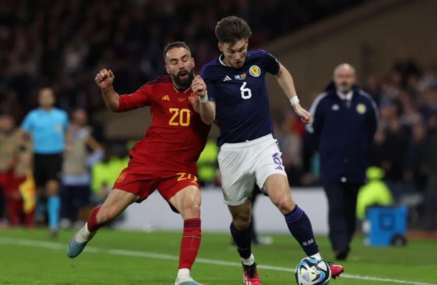 Dani Carvajal (Tây Ban Nha, trái) tranh bóng với Kieran Tierney (Scotland) 