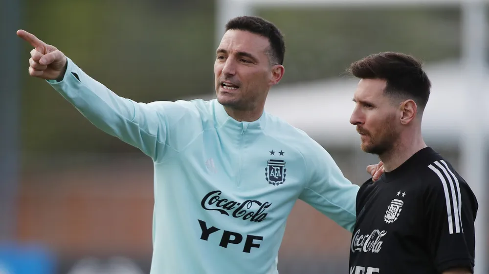 HLV Lionel Scaloni và Leo Messi