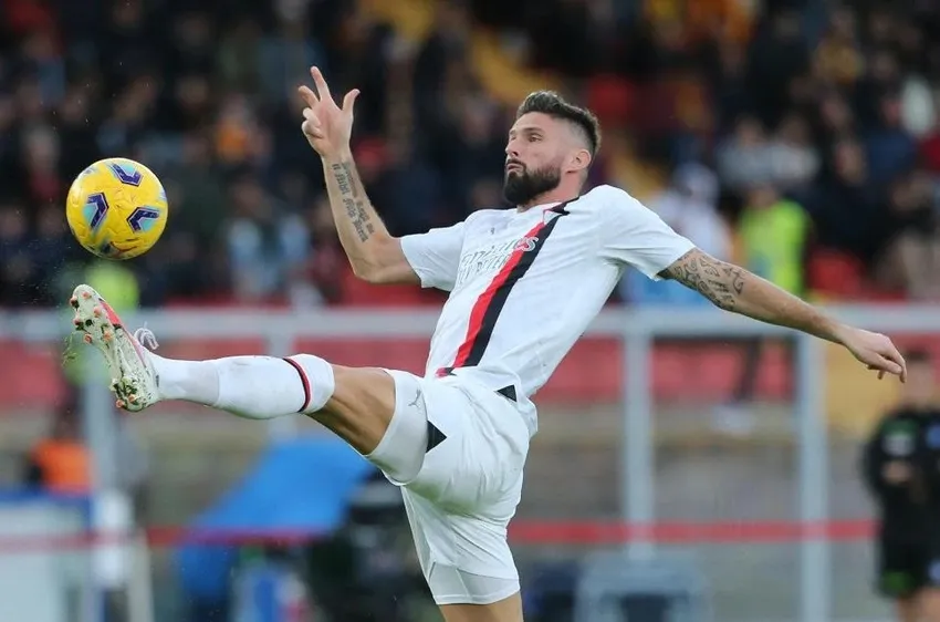 Olivier Giroud cũng thiếu kiềm chế để lãnh thẻ đỏ