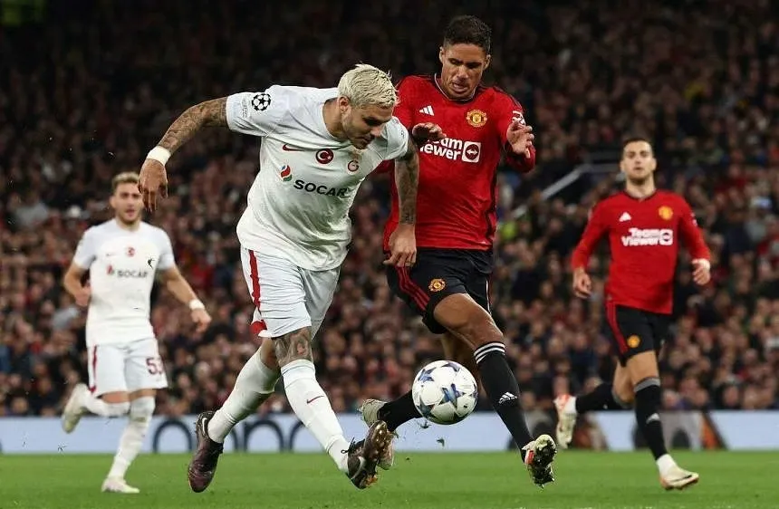 Mauro Icardi (Galatasaray) tranh bóng với Varane (Man United)