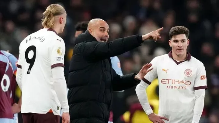 Pep Guardiola chỉ đạo các học trò trên sân Villa Park