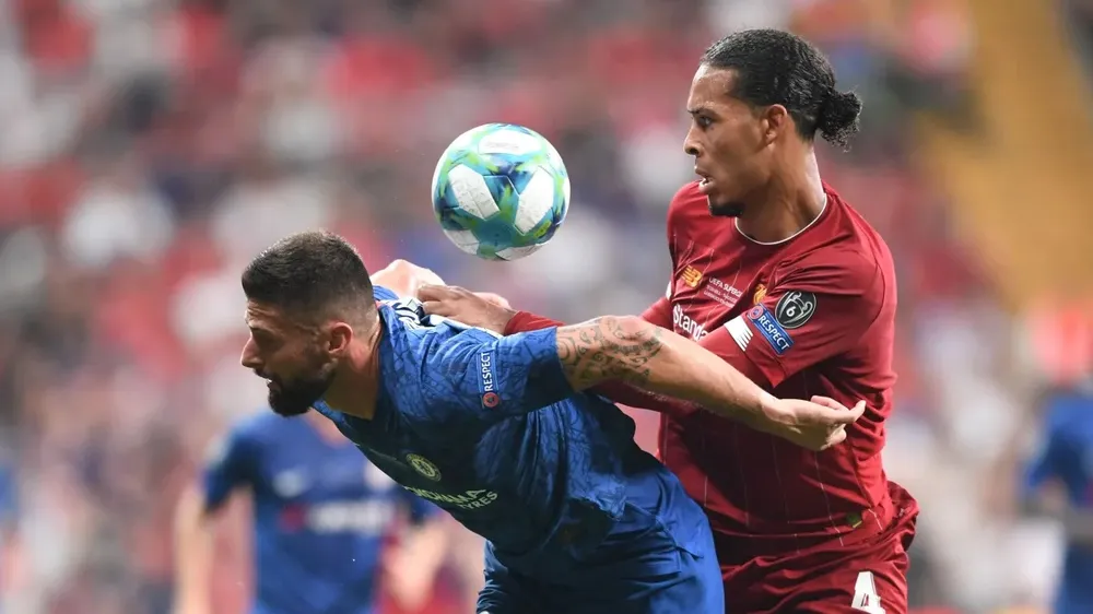 Virgil Van Dijk (Liverpoo) đối đầu với Olivier Giroud (Chelsea) ở Premier League