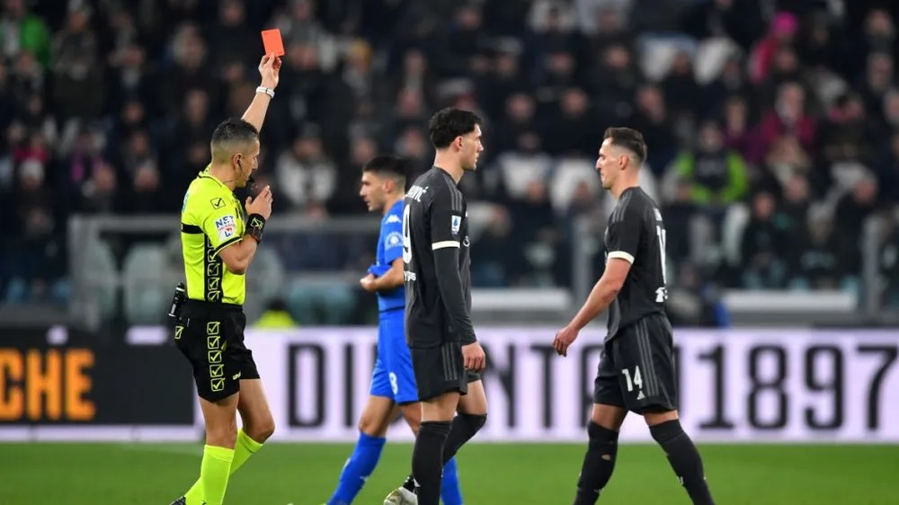 Arkadiusz Milik nhận thẻ đỏ khiến Juventus đứt mạch toàn thắng