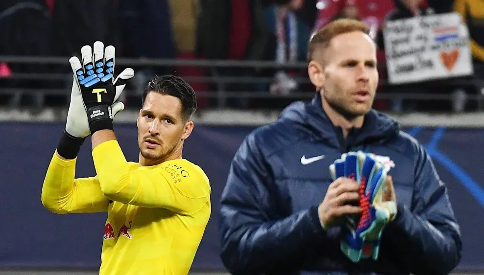 Peter Gulacsi (phải) có thể thay thế Janis Blaswich (trái) ở trận tiếp Union Berlin