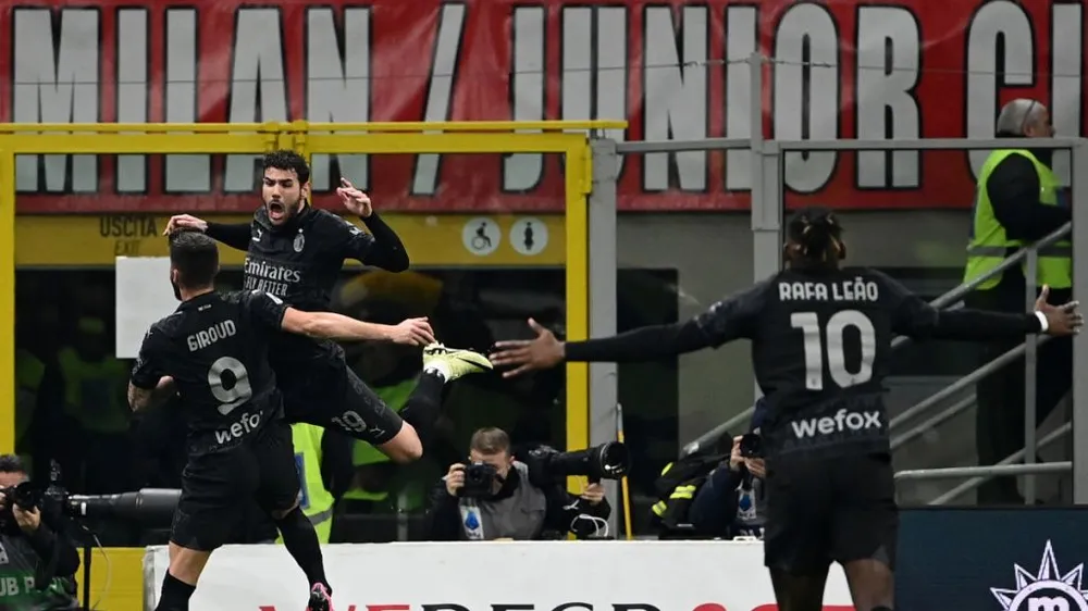 Theo Hernandez ắn mừng bàn thắng cùng Olivier Gioud và Rafael Leao