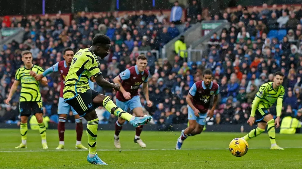 Bukayo Saka sút thắng quả 1`1m