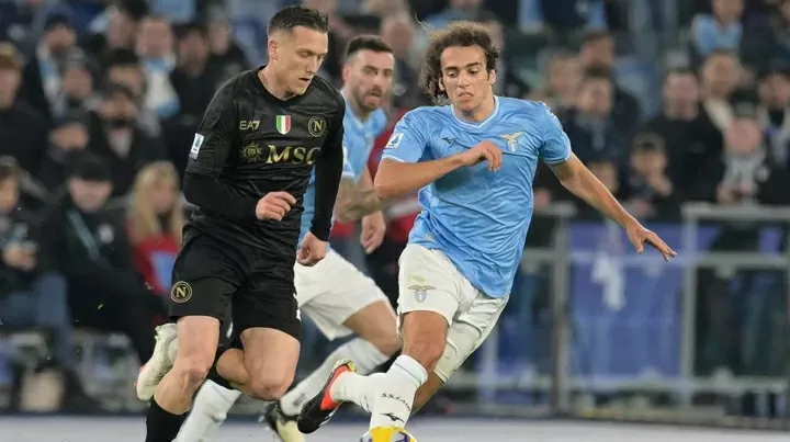 Matteo Guendouzi (phải) trong trận gặp Napoli ở Serie A