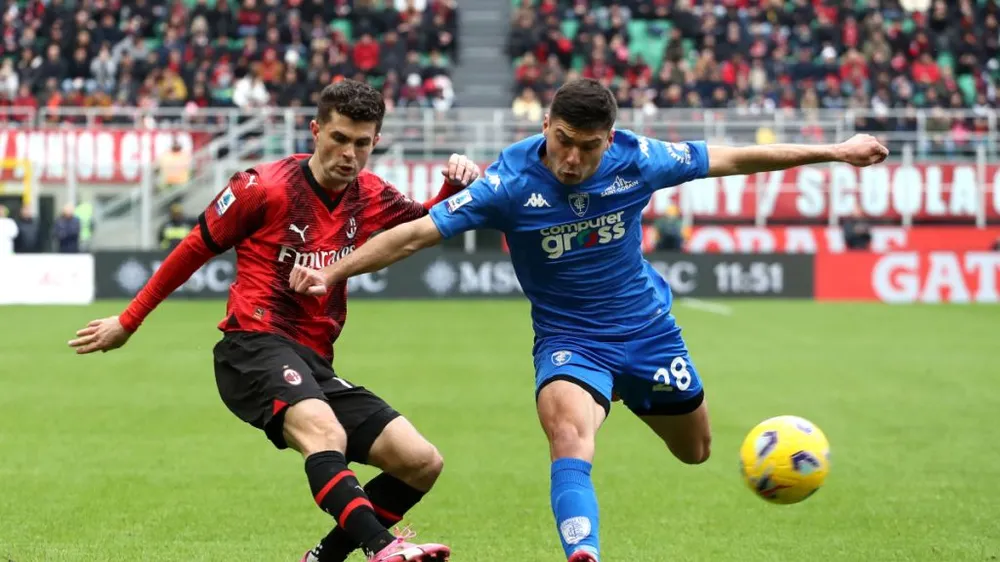 Christian Pulisic (trái) ghi bàn duy nhất vào lưới Empoli